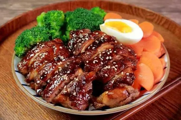 不放一滴油的照烧鸡腿饭 用料 · 鸡腿（2只） · 胡萝卜（半根） · 西兰花（1/3朵） · 葱姜蒜（少许） · 白芝麻（少许） ·